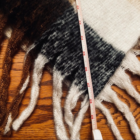 Women’s Buffalo Check Tassel Poncho - Picture 4 of 4